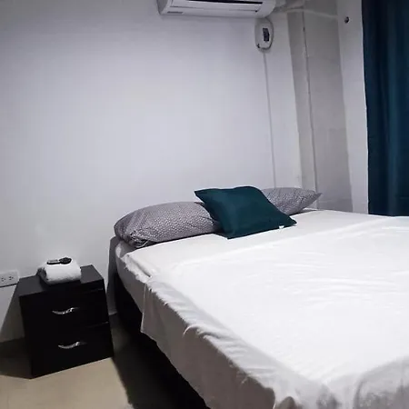 Habitación en casa particular Apto Almendros